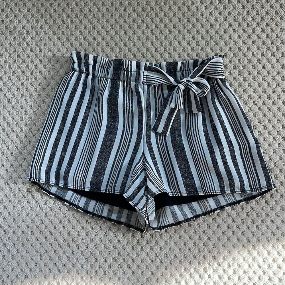 Shorts with tie on the side